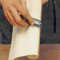 Pressa fast faneret med hjälp av t ex baksidan av en kniv.