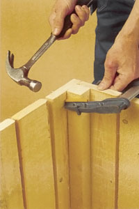 Res väggarna och förstärk de inre hörnen med fyrkantsstavar.